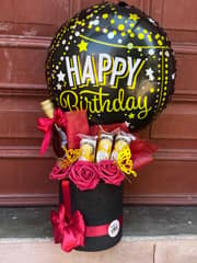 Caja de regalo con globo festivo , rosas eternas , bombones, botella de vino tinto